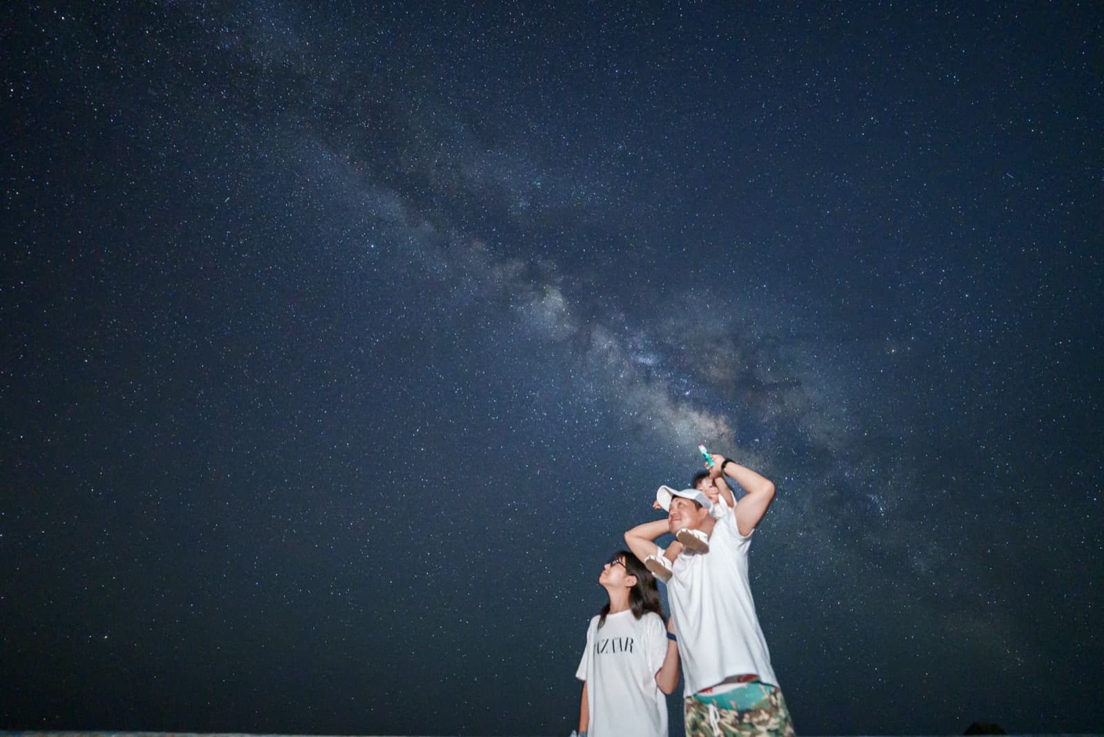 宮古島の星空を背景にした家族写真