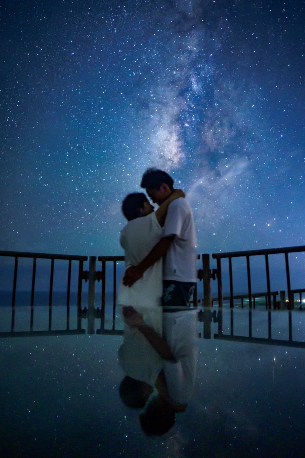 宮古島でプロポーズ撮影をするカップルの星空フォト